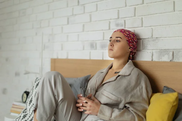 Jeune Femme Avec Cancer Eau Potable Couché Dans Lit Concept — Photo
