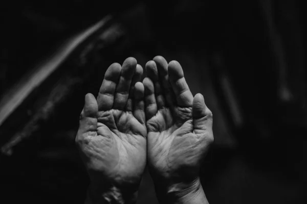 Kırışık Ellere Yakın Siyah Beyaz — Stok fotoğraf
