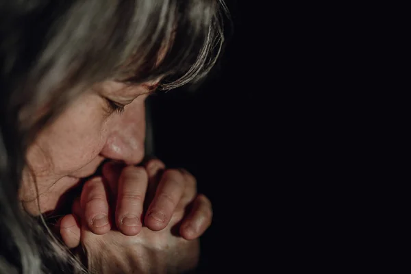 Κοντινό Πλάνο Θλιμμένης Ηλικιωμένης Γυναίκας Που Προσεύχεται Μαύρο Φόντο — Φωτογραφία Αρχείου