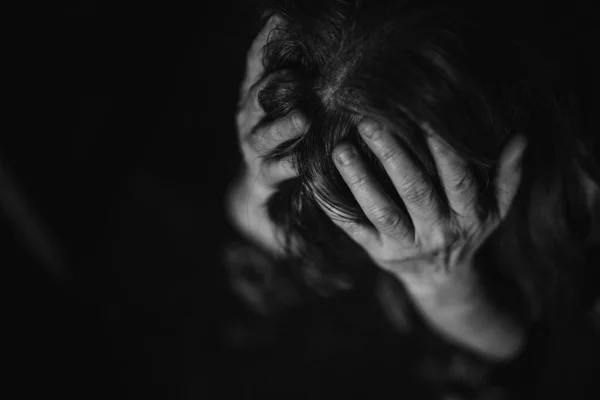 Blisko Depresji Starsza Kobieta Trzymająca Głowę — Zdjęcie stockowe
