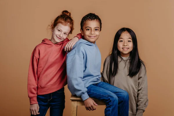 어린이를 스튜디오 에서의 다양성의 — 스톡 사진