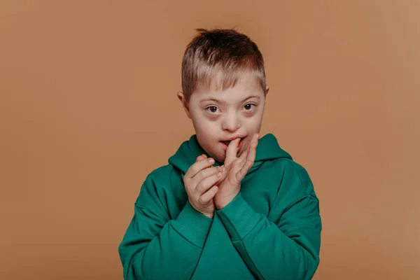 Porträt Eines Kleinen Jungen Mit Syndrom Studioaufnahme — Stockfoto