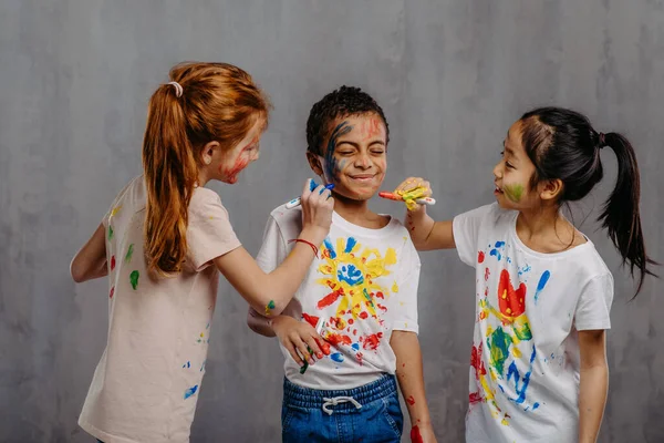 Ritratto Bambini Felici Con Colori Delle Dita Shirt Dipinte — Foto Stock
