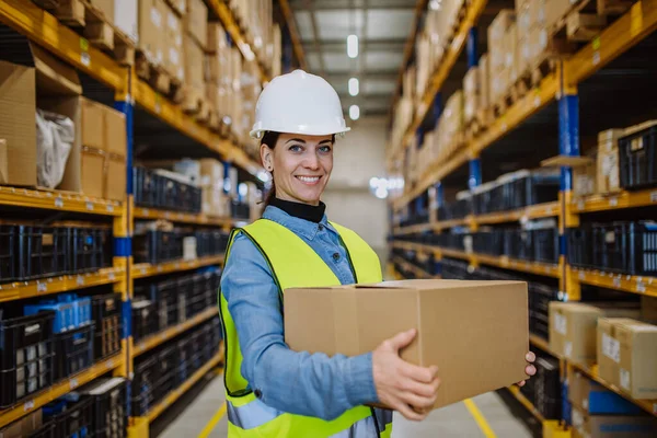 Warehouse Female Worker Checking Stuff Warehouse — Stockfoto