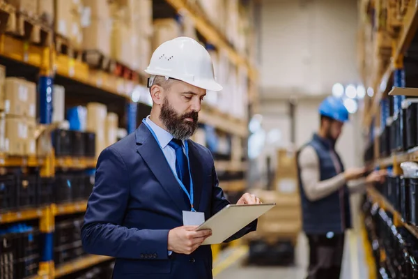 Manager Suit Controlling Goods Warehouse — Fotografia de Stock