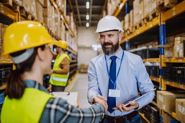 倉庫内の雇用主と握手するマネージャー — ストック写真