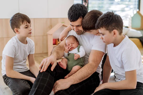 Yeni Doğmuş Bebeğini Kucağında Tutan Bir Baba Dört Oğlunun Portresi — Stok fotoğraf