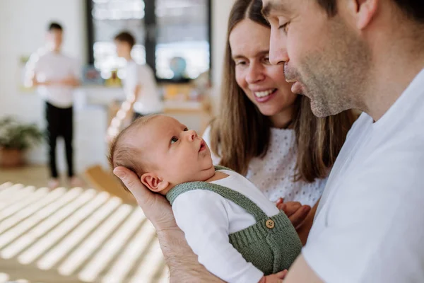 Glückliche Eltern Kuscheln Mit Ihrem Neugeborenen Sohn — Stockfoto