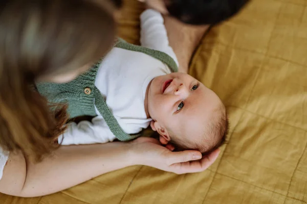 Mutlu Ebeveynler Yeni Doğan Oğullarına Sarılıyorlar — Stok fotoğraf