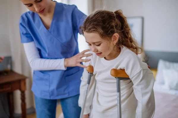 Young Nurse Helping Walk Little Girl Broken Leg — Stock Photo, Image