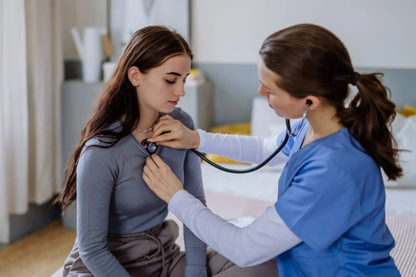 Young Doctor Examining Teenage Girl Her Office — Stock Photo, Image