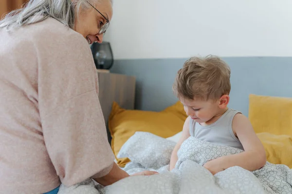 Grootmoeder Geeft Haar Kleinzoon Een Bed — Stockfoto