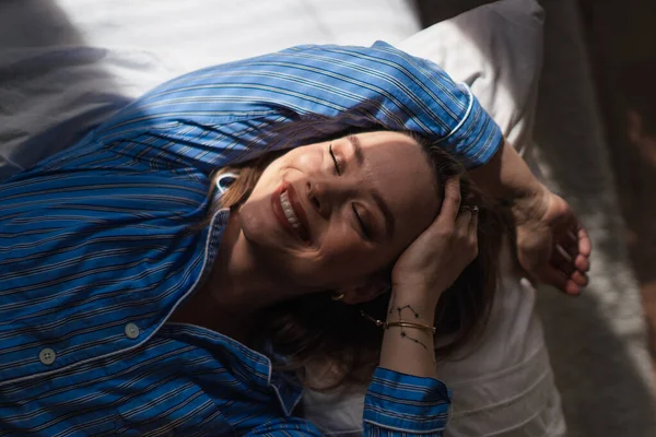 Κάτοψη Της Γυναίκας Ξαπλωμένη Στο Κρεβάτι Πρωινός Ήλιος Λάμπει Στο — Φωτογραφία Αρχείου