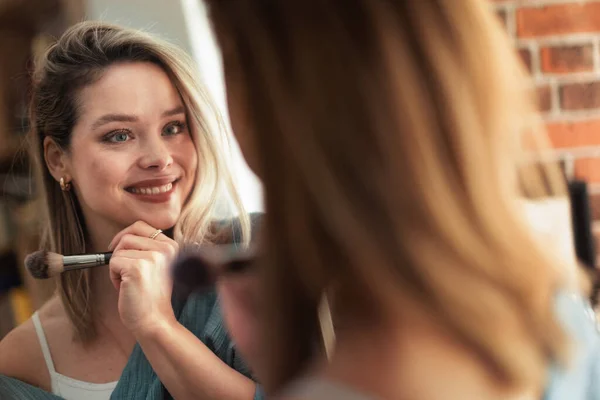 Ung Kvinna Gör Sin Make Tittar Spegel — Stockfoto