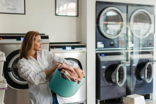Young Woman Waiting Laundry Room — Stock Photo, Image