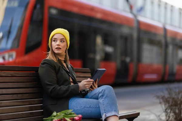 Νεαρή Γυναίκα Κάθεται Μια Πόλη Τουλίπες Και Ψηφιακή Ταμπλέτα — Φωτογραφία Αρχείου