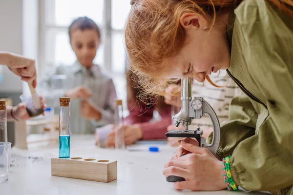 Crianças Fazendo Experimento Química Durante Ensino Ciências — Fotografia de Stock