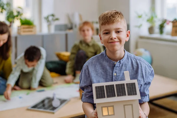 Ragazzino Posa Con Modello Casa Con Sistema Solare Durante Lezione — Foto Stock