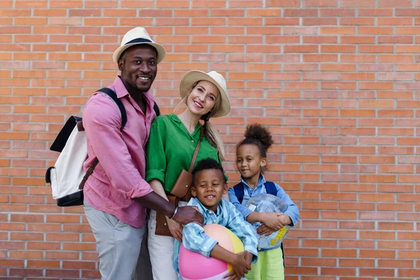 Multiracial Family Travelling Together Small Kids Posing Front Brick Wall — Stockfoto