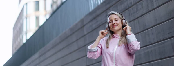 Seorang Wanita Muda Kota Dengan Headphone Mendengarkan Musik Tampilan Sudut — Stok Foto