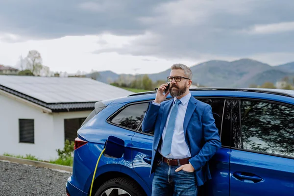 Mature Businessman Waiting Charging His New Electric Car — Stock Photo, Image