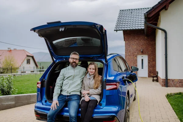 Πατέρας Και Κόρη Του Περιμένουν Φορτίσουν Νέο Τους Ηλεκτρικό Αυτοκίνητο — Φωτογραφία Αρχείου