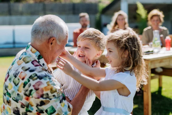 Kleine Kinder Amüsieren Sich Mit Ihrem Opa Bei Grillparty Freien — Stockfoto