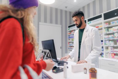 Genç kıza ilaç satan çok ırklı bir eczacı..