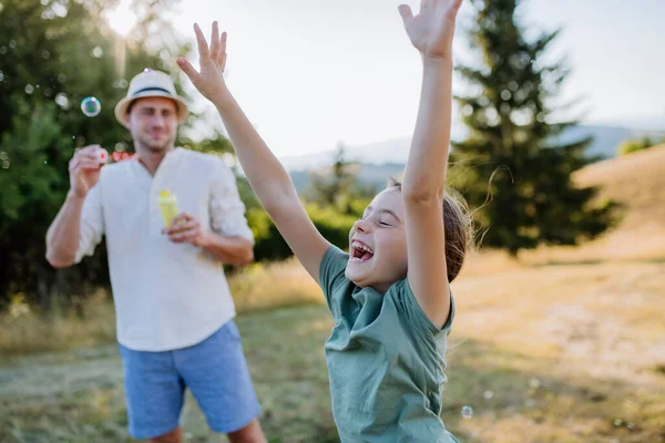 Молодой Отец Маленькая Дочь Веселятся Раздувая Мыльные Пузыри Летний День — стоковое фото