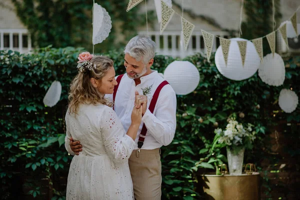 Close Van Bruid Bruidegom Dansen Hun Outdoor Bruiloft — Stockfoto