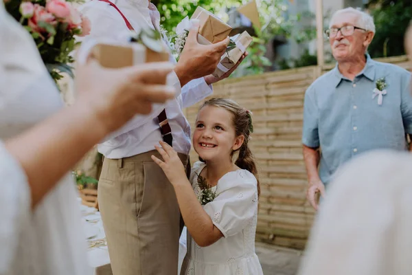 Mehrgenerationenfamilie Bei Einer Hochzeitsfeier Freien — Stockfoto