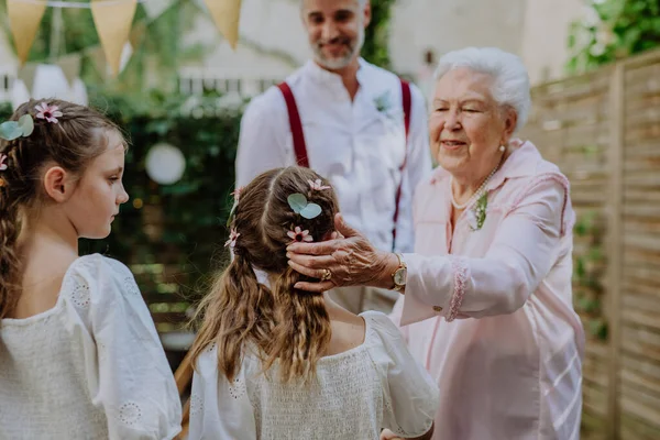Multigenerační Rodina Venkovní Svatební Hostině — Stock fotografie