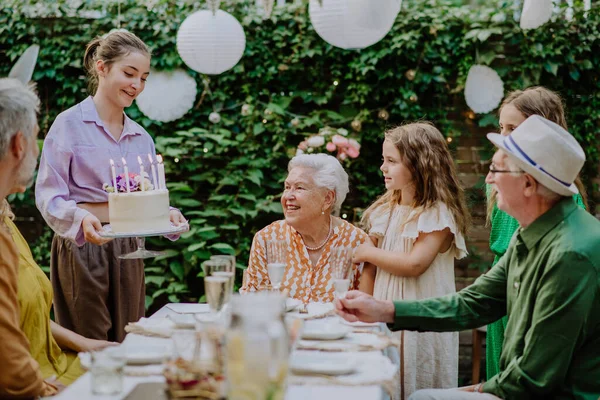 Μια Οικογένεια Πολλών Γενεών Υπαίθριο Καλοκαιρινό Πάρτι Στον Κήπο Γιορτάζοντας — Φωτογραφία Αρχείου