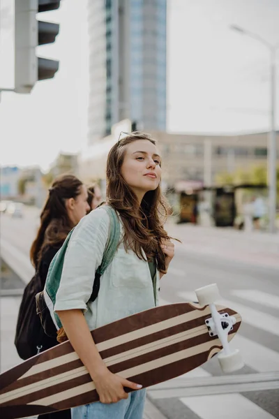 Fiatal Sétál Városban Egy Gördeszkával Ifjúsági Kultúra Ingázás — Stock Fotó