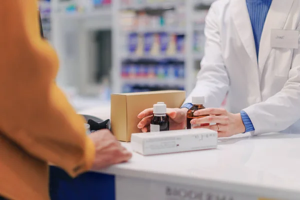 Sluiten Van Een Apotheker Die Medicijnen Verkoopt Aan Klant — Stockfoto