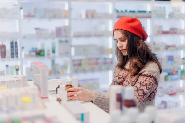 Jeune Femme Qui Choisit Médicament Dans Une Pharmacie — Photo