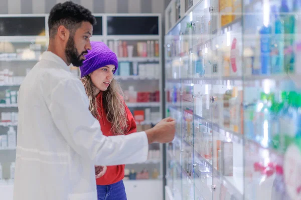 Młody Farmaceuta Pomaga Klientowi Wyborze Leku — Zdjęcie stockowe