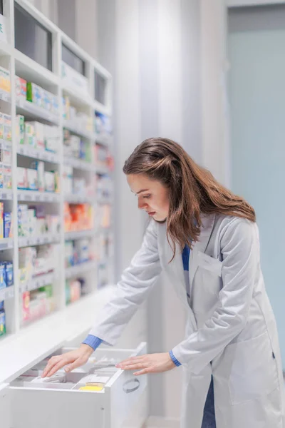 Jovem Farmacêutico Verificando Estoque Medicamentos Uma Farmácia — Fotografia de Stock