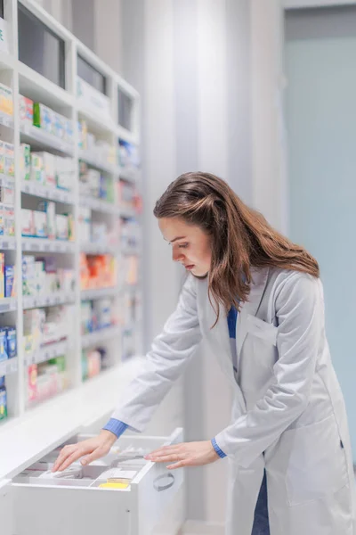 Farmacéutico Joven Comprobando Stock Medicamentos Una Farmacia —  Fotos de Stock