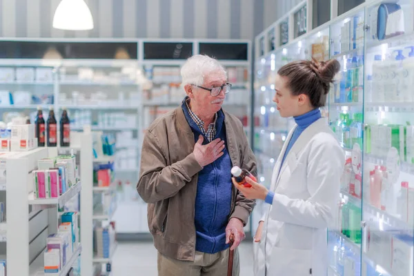Fiatal Gyógyszerész Idős Férfi Portréja Egy Gyógyszertárban — Stock Fotó