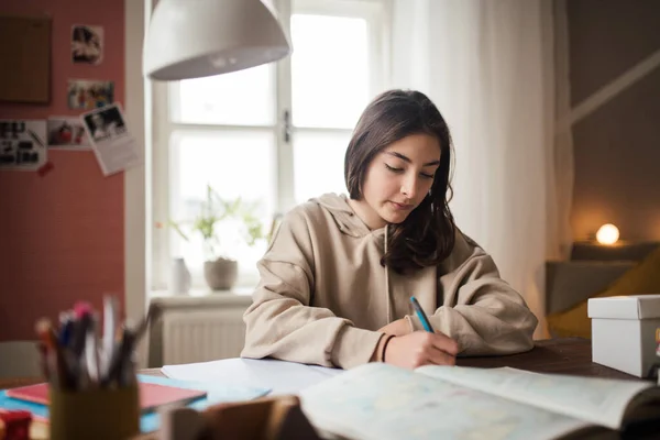 Junge Teenager Mädchen Lernen Und Hausaufgaben Machen Ihrem Zimmer — Stockfoto