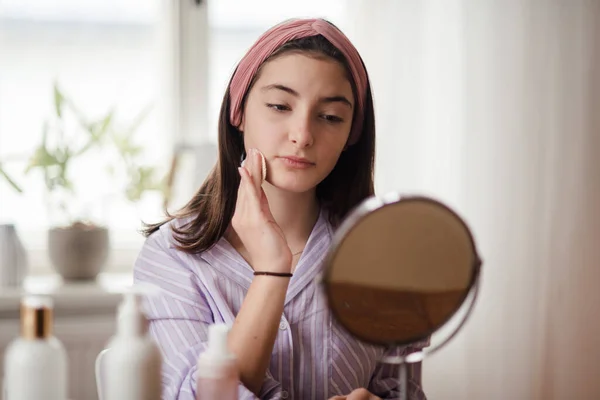 Teenager Mädchen Tun Ihre Hautpflege Routine Die Zimmer — Stockfoto