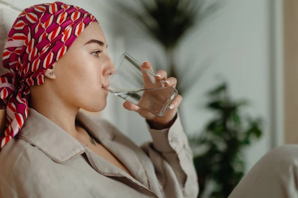 Porträtt Ung Kvinna Med Cancer Dricksvatten Och Ligger Säng Cancer — Stockfoto