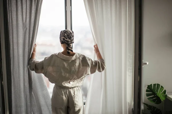 Widok Tyłu Młodej Nieszczęśliwej Kobiety Rakiem Stojącej Przed Oknem — Zdjęcie stockowe