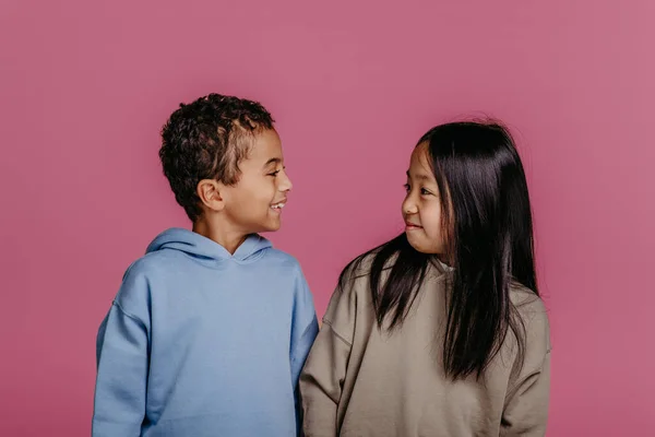 Ritratto Due Bambini Riprese Studio Concetto Diversità Amicizia — Foto Stock