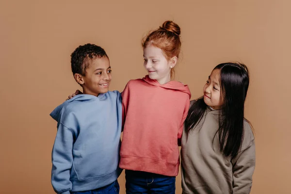 三个孩子的肖像 工作室拍摄 友谊中的多样性概念 — 图库照片