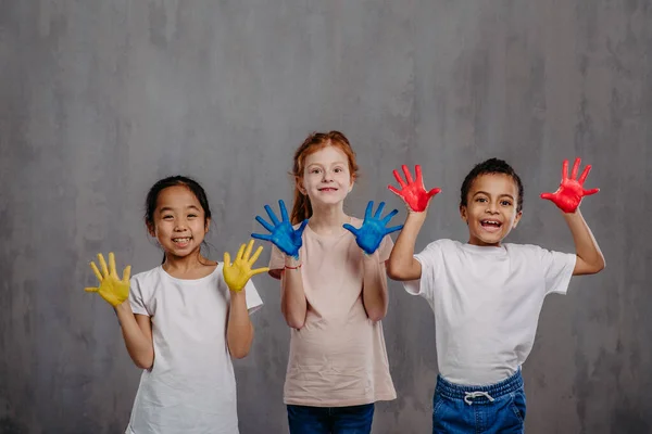 Porträt Glücklicher Kinder Mit Bemalten Händen Atelier Shooting — Stockfoto