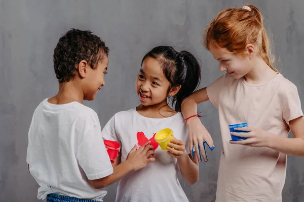 Retrato Crianças Felizes Com Mãos Pintadas Tiro Estúdio — Fotografia de Stock
