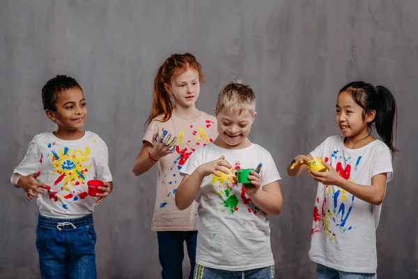 Portrait Enfants Heureux Avec Des Couleurs Doigts Des Shirts Peints — Photo