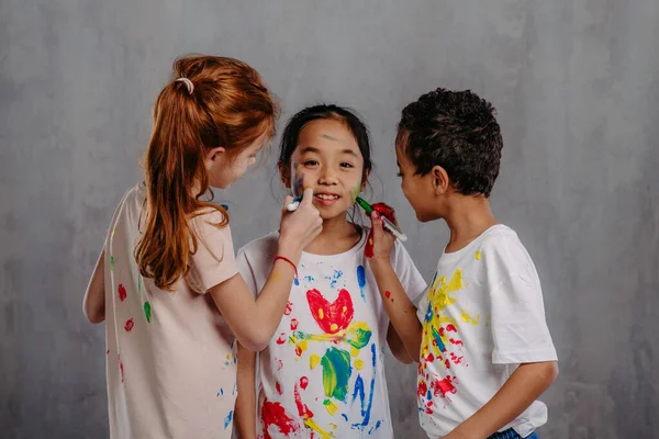 Portrét Šťastných Dětí Barvami Prstů Malovanými Tričkami — Stock fotografie
